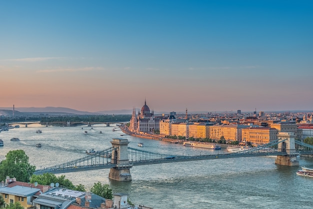 Panorama di budapest al tramonto. monumenti ungheresi: ponte delle catene, parlamento e danubio a budapest.