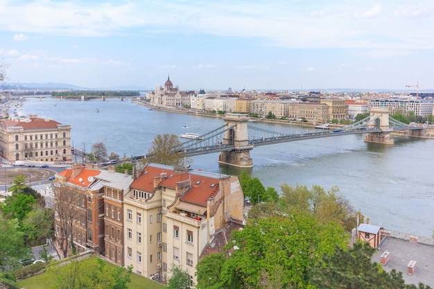 Панорама Будапешта с Цепным мостом и венгерским зданием парламента, Венгрия