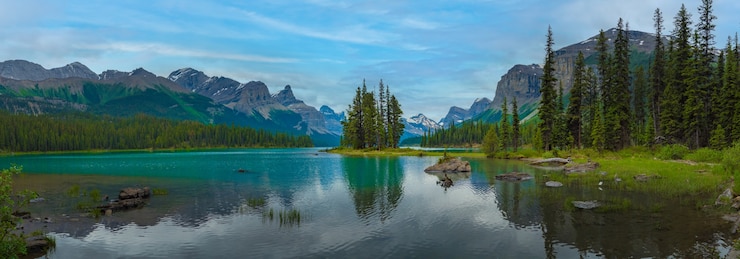 Foto panorama canada boslandschap van spirit island met grote berg op de achtergrond, alberta, canada.