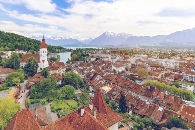 Panorama della città chiesa e città di thun con le alpi