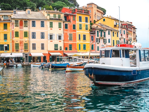 イタリアの海岸にあるジェノヴァのポルトフィーノの街のパノラマ。