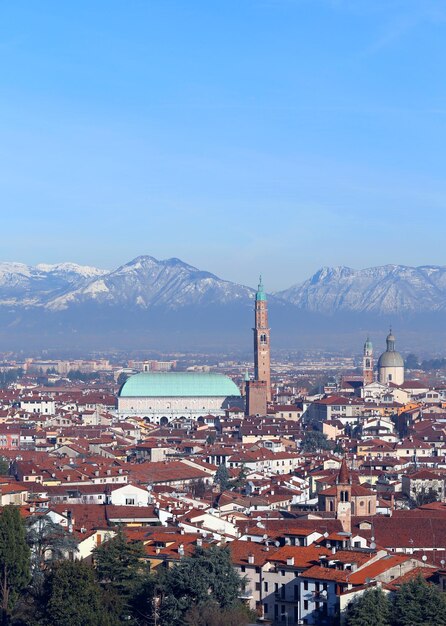 Foto panorama della città di vicenza nel nord italia con il monumento storico