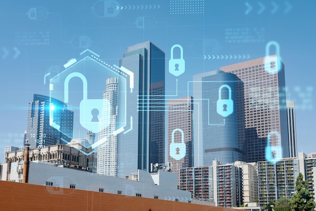 낮 시간에 로스앤젤레스 시내의 탁 트인 도시 경관 캘리포니아 USA LA시의 고층 빌딩 빛나는 자물쇠 홀로그램 회사 기밀 정보를 보호하기 위한 사이버 보안 개념