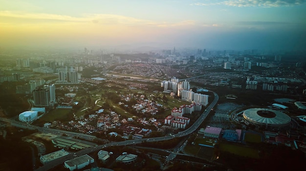 マレーシアのクアラルンプール市内中心部の早朝、霧の少ないパノラマの街並み