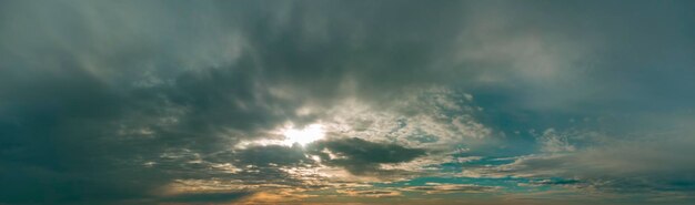 太陽光線と曇り空のパノラマ