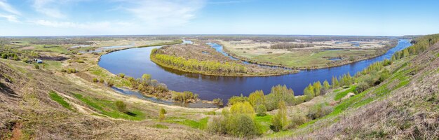 Панорама изгибов реки, протекающей по равнине