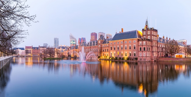 Panorama Den Haag, Nederland in de schemering