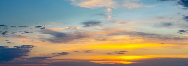 日没時に絵のように美しい雲のある劇的な空のパノラマ