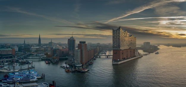 Панорама Эльбской филармонии Хафенсити и Шпайхерштадт в Гамбурге на рассвете