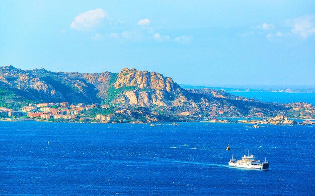 Panorama en landschap bij La Maddalena van Costa Smeralda aan de Middellandse Zee op het eiland Sardinië in Italië. Boten in Sardegna in de zomer. provincie Olbia. Gemengde media.