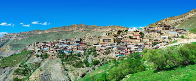 Панорама всего древнего горного села Чох на скалистом склоне в Дагестане