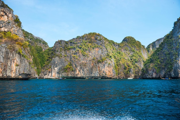 Панорама знаменитого острова Пхи-Пхи в Таиланде с потоком белых волн за скоростным катером, морем и горами в красивой лагуне