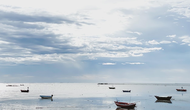 Photo panorama fishing boats mooring boats ang sillathailand