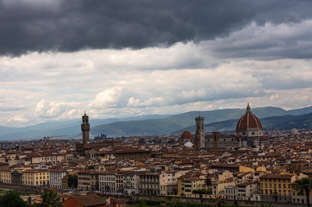 Foto panorama di firenze con un cielo drammatico