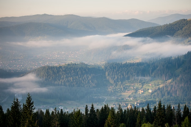 Панорама туманного горного хребта