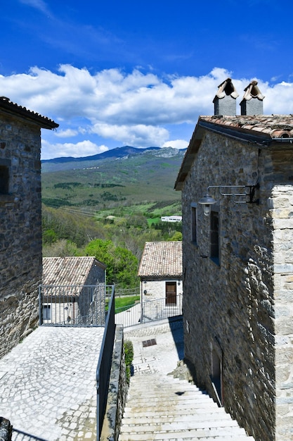 イタリアのモリーゼの中心部にある古代復元された田舎の村、ボルゴトゥフィからのパノラマ