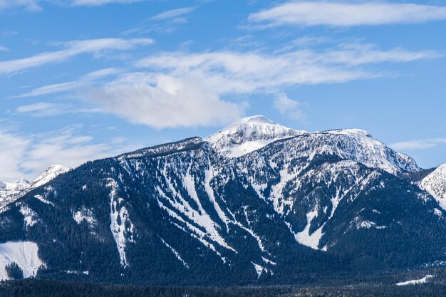 Панорама высоких гор, покрытых снегом, облачным голубым небом, британская колумбия, канада