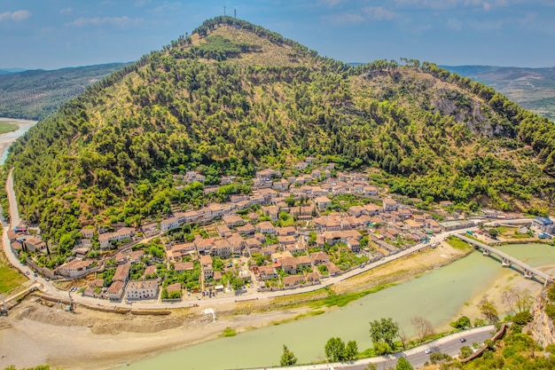 Панорама исторического города берат в албании вид сверху из замка