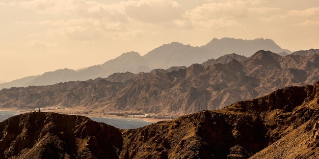 Panorama in bergketen bij sinai egypte gelijkend op marslandschappen