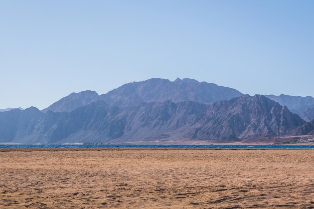 Panorama in bergketen bij sinai egypte gelijkend op marslandschappen