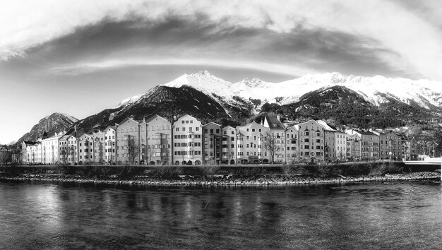 Photo panorama of innsbruck with river inn