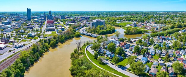 Панорама пересечения рек Сент-Мэрис, Сент-Джозеф и Мауми в центре города Форт-Уэйн