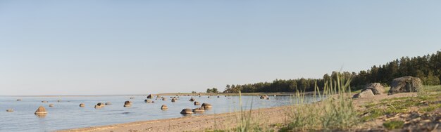 海のラグーンのパノラマ。水中の多くのサンゴ礁