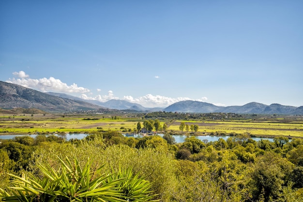 アルバニアヨーロッパ南部にあるユネスコの世界遺産に登録されているブトリント地域のブトリント湖の野生の風景のパノラマ