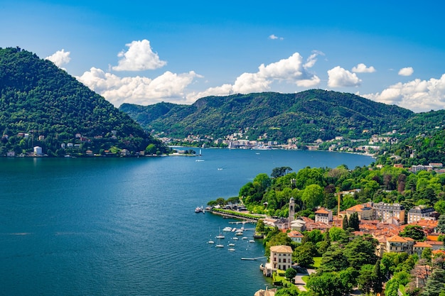 Foto panorama del lago di como e della città di como da cernobbio in un giorno d'estate