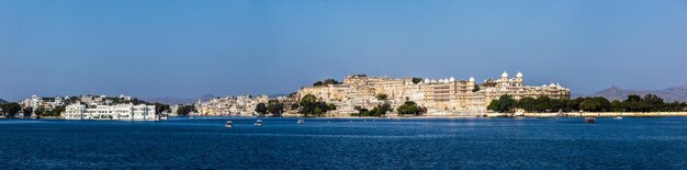 Photo panorama of lake pichola lake palace and city palace udaipur