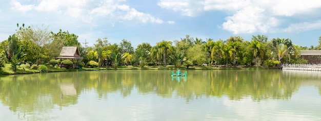 Foto panorama del lago con gazebo