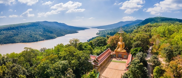 태국 나콘라차시마 람 프라 플롱 댐의 왓 파 시 포티얀 산과 호수에 있는 큰 불상의 파노라마 풍경