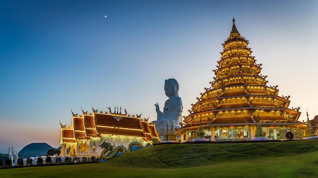 Фото Панорамный пейзаж китайского храма wat huay pla kang во время захода солнца в чианг рай, таиланд это самый популярный и известный храм в чианг рай