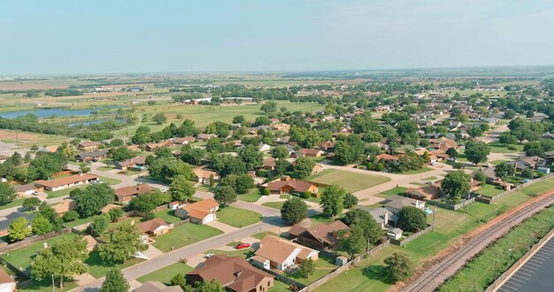 Фото Панорама ландшафта живописный вид с воздуха на пригородный поселок в красивых особняках cl