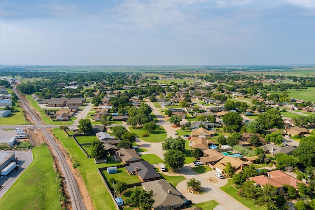 Panorama panoramico vista aerea di un insediamento suburbano in belle case unifamiliari la città di clinton oklahoma usa