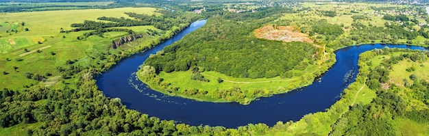 Panorama landschap van een kronkelende rivier meanderende rivier op een zonnige dag Uitzicht van bovenaf Horizontale banner