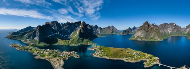 Photo panorama lofoten is an archipelago in the county of nordland, norway. is known for a distinctive scenery with dramatic mountains and peaks, open sea and sheltered bays, beaches and untouched lands.