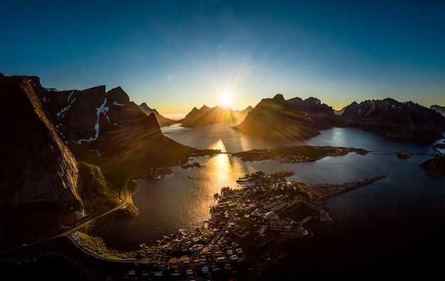 Panorama Lofoten is een archipel in de provincie Nordland, Noorwegen. Staat bekend om een onderscheidend landschap met dramatische bergen en toppen, open zee en beschutte baaien, stranden en ongerepte landen.