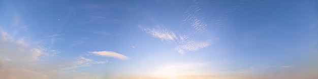 Panorama Lucht en zon in de avond