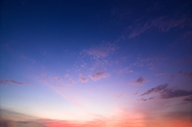 Panorama lucht en zon in de avond