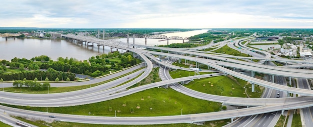 Panorama lucht kruising snelweg wegen en bruggen in Louisville Kentucky