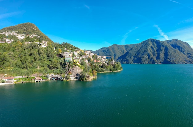 Foto panorama luchtbeeld van het meer lugano bergen en stad lugano ticino kanton zwitserland schilderachtige prachtige zwitserse stad met luxe villa's beroemde toeristische bestemming in zuid-europa