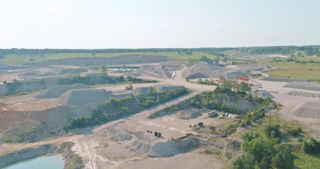 Panorama luchtfoto van de grote open steengroeve voor steenwinning van de steengroeve