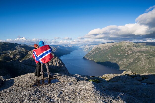 ノルウェーのライセフィヨルドのパノラマ