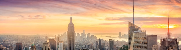Panorama dello skyline di manhattan al tramonto, new york city