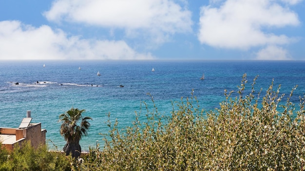 Panorama del mar mediterraneo con barche a vela dalla vecchia jaffa