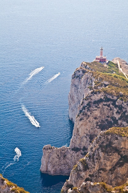 Panorama met Capri-vuurtoren en boten tijdens een zonnige dag