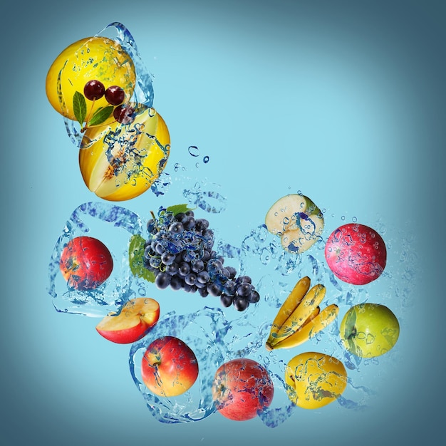 Panorama met fruit in spatten van water, sappige meloenen, kersen, appels, druiven, bananen, vol vitamines en zijn zeer gunstig voor onze gezondheid