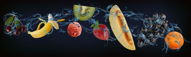 Panorama met fruit in water sappige kersen kersen meloenen druiven sinaasappels aardbeien lychees bananen zijn erg gezond en zitten boordevol vitamines en voedingsstoffen