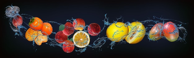 Panorama met vruchten in water, sappige pruimen, dadelpruimen, perziken, citroenmeloen, mango, de garantie voor gezondheid en jeugd van het menselijk lichaam